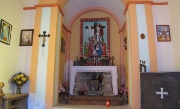 41 Il colorato interno della chiesina,,,